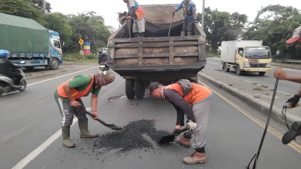 Pemkab Batang telah menyelesaikan perbaikan jalan berlubang di Pantura setelah sebelumnya menyebabkan tiga kematian dan beberapa luka-luka; perbaikan dilakukan setelah surat permohonan kepada Menteri PUPR direspons cepat.