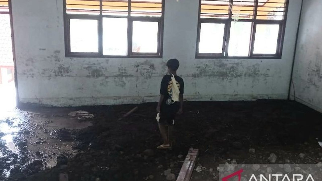 Banjir bandang di Bima, NTB, mengakibatkan kerusakan parah di SMPN 2 Ambalawi, mengganggu proses belajar mengajar dan aktivitas sekolah selama hampir seminggu, namun kini proses pembersihan telah dilakukan dengan bantuan relawan.