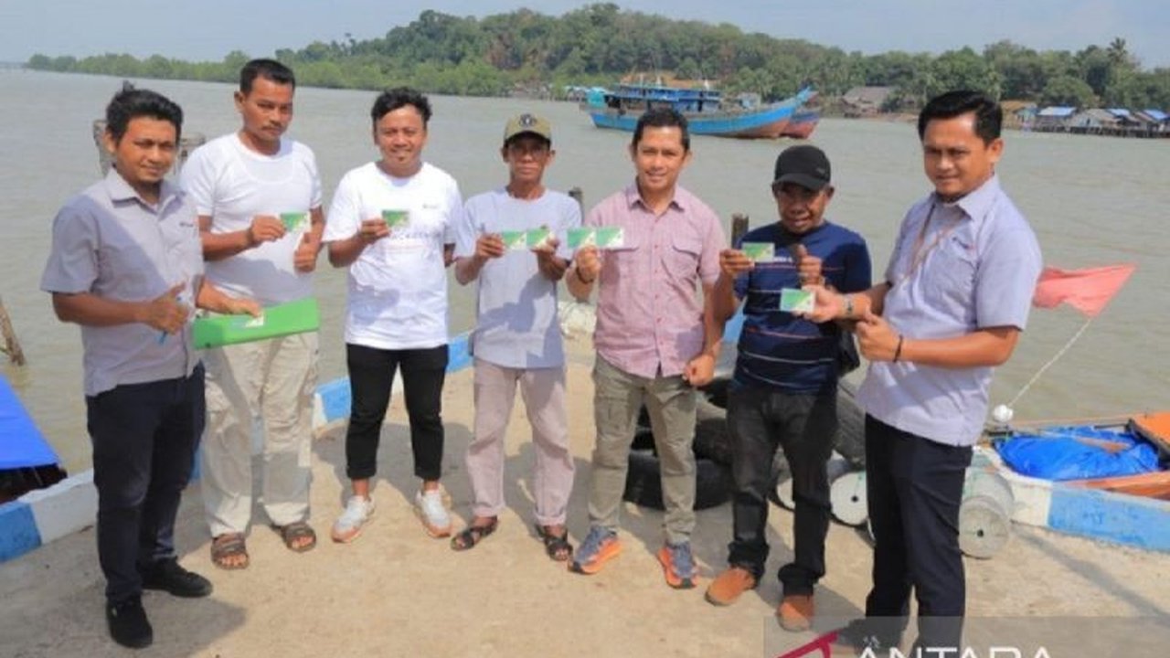 PT Timah menyerahkan kartu BPJS Ketenagakerjaan kepada 84 nelayan di Desa Gantung, Belitung Timur, sebagai bentuk komitmen perusahaan dalam meningkatkan kesejahteraan masyarakat pesisir.