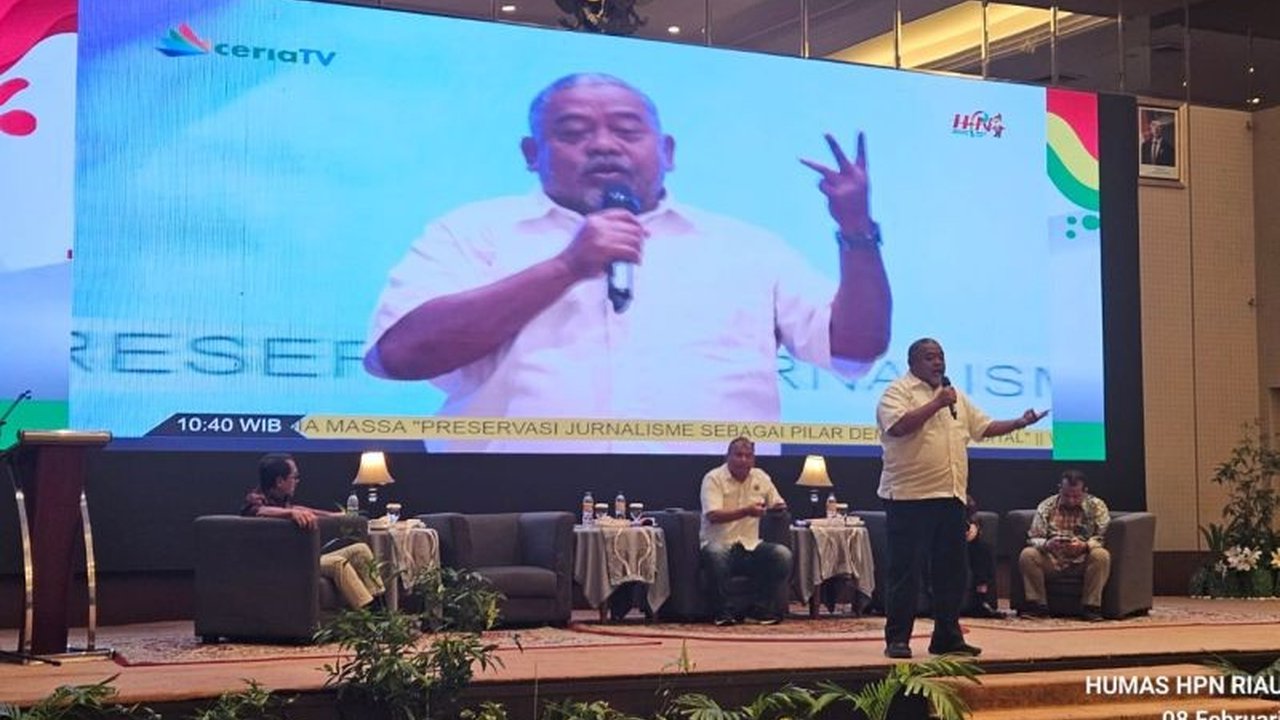 Sarasehan Nasional Media Massa di HPN Riau membahas tantangan jurnalisme dalam menghadapi disrupsi digital, menekankan pentingnya informasi berkualitas dan peran media dalam demokrasi.
