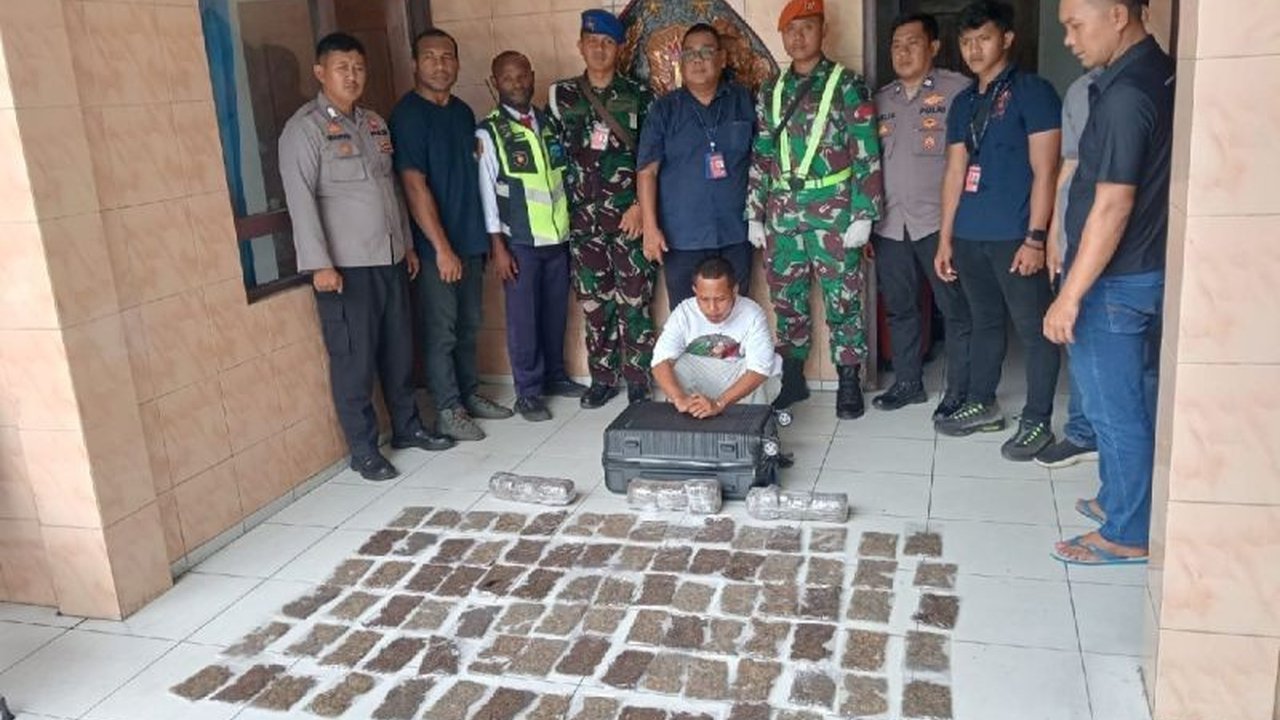 Petugas Bandara Sentani menggagalkan penyelundupan 108 paket ganja seberat 3,235 kilogram yang hendak dibawa seorang calon penumpang ke Sorong, Papua Barat Daya, dan menangkap kurirnya.