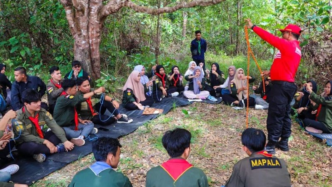 Basarnas Natuna menyelenggarakan pelatihan survival selama dua hari untuk 33 mahasiswa Pecinta Alam STAI Natuna, meliputi teknik bertahan hidup, P3K, dan teknik tali-temali, guna mendukung peningkatan jenjang anggota.