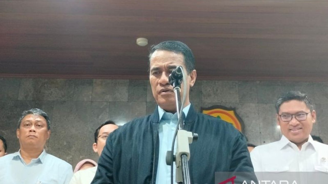 Menteri Pertanian optimis tambahan anggaran Rp16,6 triliun untuk Bulog segera cair guna menyerap gabah petani sesuai Harga Pembelian Pemerintah (HPP) Rp6.500/kg, demi mengatasi surplus produksi beras.