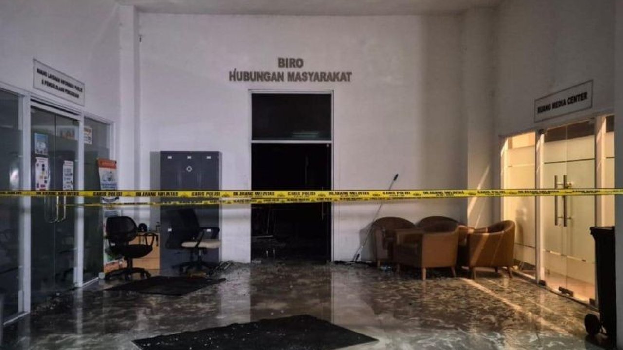 Menteri ATR/BPN Nusron Wahid memastikan kebakaran di gedung kementeriannya murni musibah dan bukan upaya menghilangkan barang bukti terkait kasus pertanahan, meskipun penyelidikan masih berlangsung.