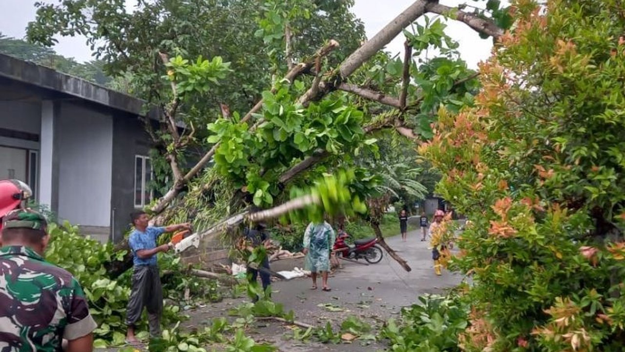 BMKG memperingatkan potensi cuaca buruk di delapan wilayah Maluku hingga 14 Februari 2025, meliputi hujan lebat, kilat, angin kencang, dan imbauan kewaspadaan bencana hidrometeorologi.