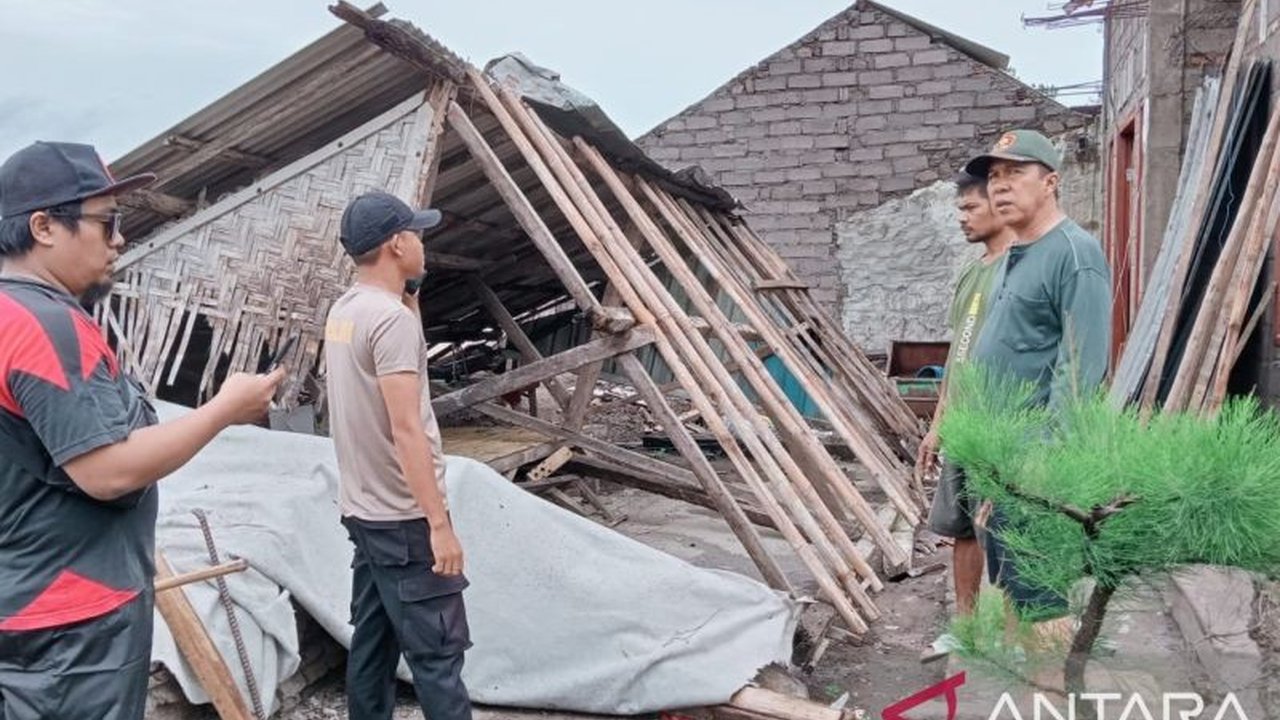 Angin kencang yang menerjang Kabupaten Jembrana, Bali, Minggu siang mengakibatkan kerusakan pada puluhan rumah di beberapa desa dan kelurahan, terutama di bagian atap, bahkan satu rumah dilaporkan roboh.