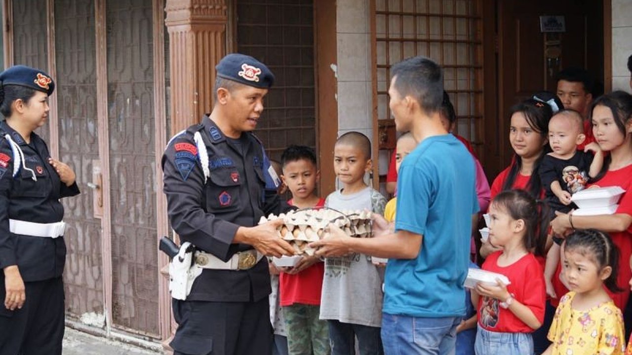 Satuan Brimob Polda Sumut menyalurkan ratusan paket makanan bergizi dan sembako kepada anak-anak di Panti Asuhan Yayasan Kasih Paca Anjeli Indonesia, Medan, sebagai bentuk kepedulian sosial dalam program 'Minggu Kasih'.