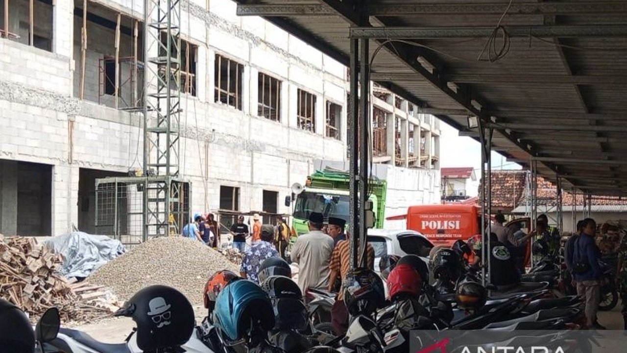 Kecelakaan kerja jatuhnya lift crane di proyek pembangunan RS PKU Muhammadiyah Blora mengakibatkan empat orang meninggal dunia dan 13 lainnya luka-luka; polisi masih menyelidiki penyebab kecelakaan tersebut.