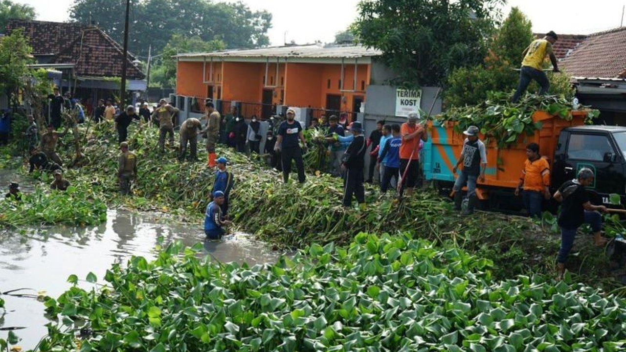 Pemkab Sidoarjo giat cegah banjir dengan program 'Jihad Rawat Kali', mengajak masyarakat bergotong royong bersihkan sungai dan menjaga kebersihan lingkungan.