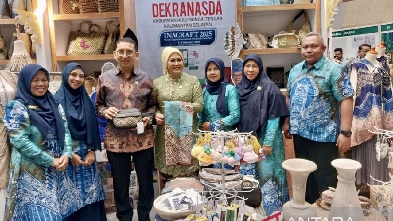 Kabupaten Hulu Sungai Tengah (HST), Kalimantan Selatan, sukses mempromosikan kerajinan lokal unggulannya seperti marmer, sasirangan, dan anyaman eceng gondok di pameran INACRAFT ke-25 di Jakarta.