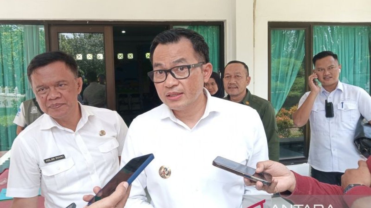 Pemerintah Kabupaten Cirebon mengusulkan dua raperda baru, yaitu tentang Kawasan Tanpa Rokok (KTR) untuk melindungi masyarakat dari paparan asap rokok dan tentang Penyelenggaraan Administrasi Kependudukan untuk pelayanan publik yang lebih optimal.