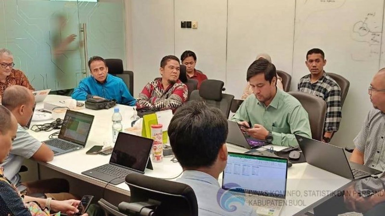 Pemkab Buol berkolaborasi dengan Kominfo untuk percepat pembangunan infrastruktur digital, khususnya di desa wisata, dengan optimasi BTS dan reaktivasi akses internet yang ada.