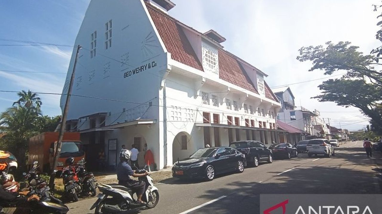 Optimalisasi kalender wisata Sumatera Barat 2025 diyakini akan mendukung target 20 juta pergerakan wisatawan pada tahun 2025, meskipun potensi penurunan kunjungan dari sektor MICE diprediksi terjadi.