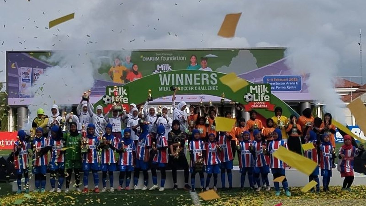 Tim sepak bola putri SD Unggulan Terpadu Bumi Kartini Jepara menjuarai turnamen MilkLife Soccer Challenge U-12 untuk keempat kalinya berturut-turut, mengalahkan SDIT Al Islam dengan skor 4-2 di final.