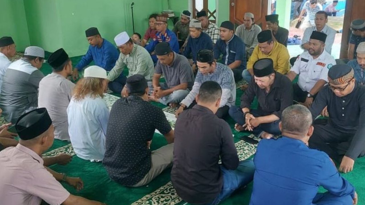 Puluhan wartawan di Ternate menggelar tahlilan untuk almarhum Sahril Helmi, wartawan Metro TV yang meninggal dalam misi kemanusiaan akibat ledakan speedboat di perairan Tidore, Maluku Utara.