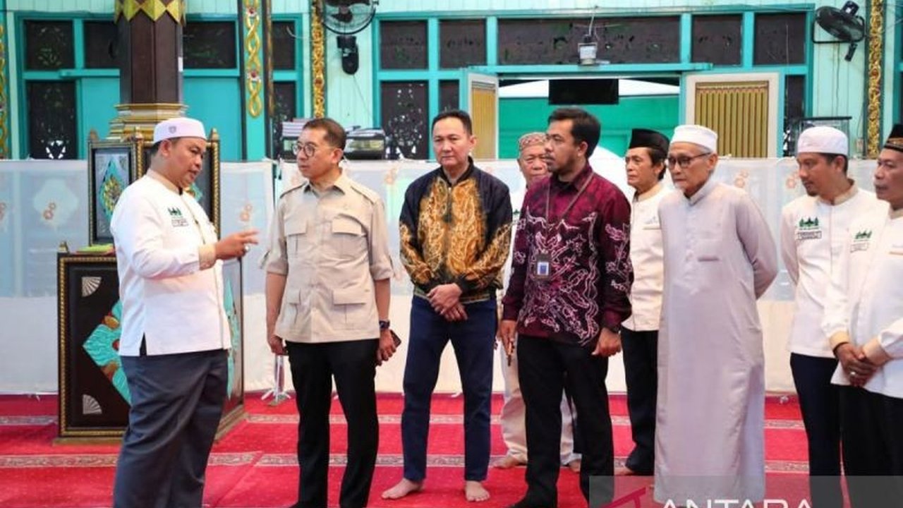 Menteri Kebudayaan Fadli Zon mengunjungi Masjid Sultan Suriansyah dan Museum Kayuh Baimbai di Banjarmasin, Kalimantan Selatan, mengapresiasi sejarah dan budaya lokal serta mendorong pelestariannya.