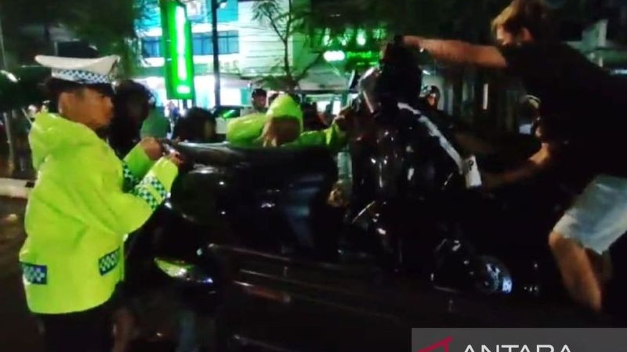 Kecelakaan beruntun di perbatasan Gowa-Makassar melibatkan tujuh kendaraan dan melukai empat orang, dengan satu pelaku diamankan polisi karena mengemudi ugal-ugalan.