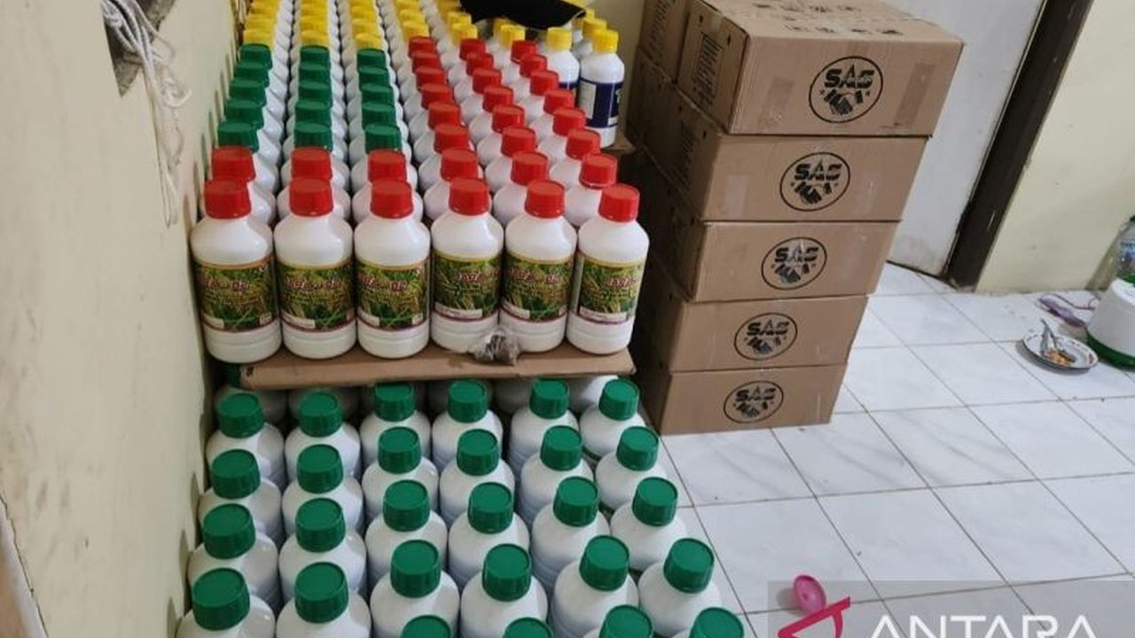 Polisi di Situbondo mengungkap sebuah pabrik pupuk cair palsu yang memproduksi dan siap edarkan 1.230 botol pupuk palsu, dengan dua tersangka diamankan.