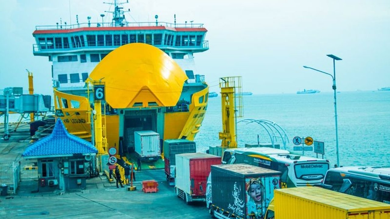 ASDP memperkuat layanan penyeberangan di lintasan Sumatera-Jawa-Bali untuk menghadapi lonjakan penumpang dan kendaraan selama mudik Lebaran 2025, dengan berbagai strategi mulai dari penambahan armada hingga optimalisasi sistem digital Ferizy.