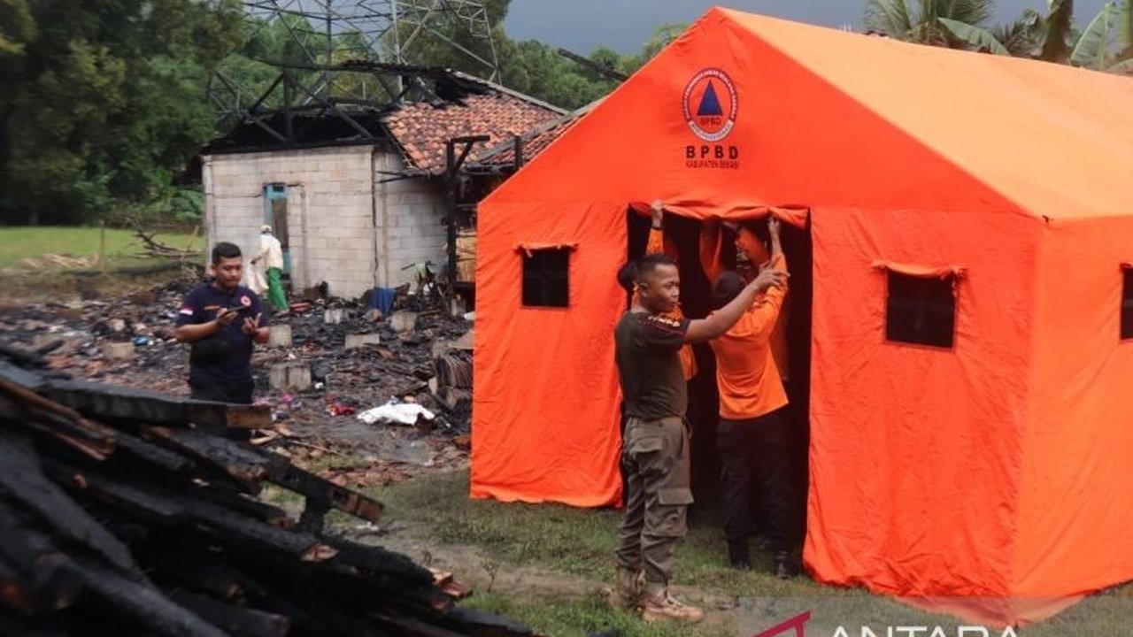 BPBD Kabupaten Bekasi bergerak cepat memberikan bantuan kepada warga terdampak kebakaran di Kampung Jegang, Desa Bojongmangu, yang mengakibatkan kerugian materiil hingga ratusan juta rupiah, namun tanpa korban jiwa.