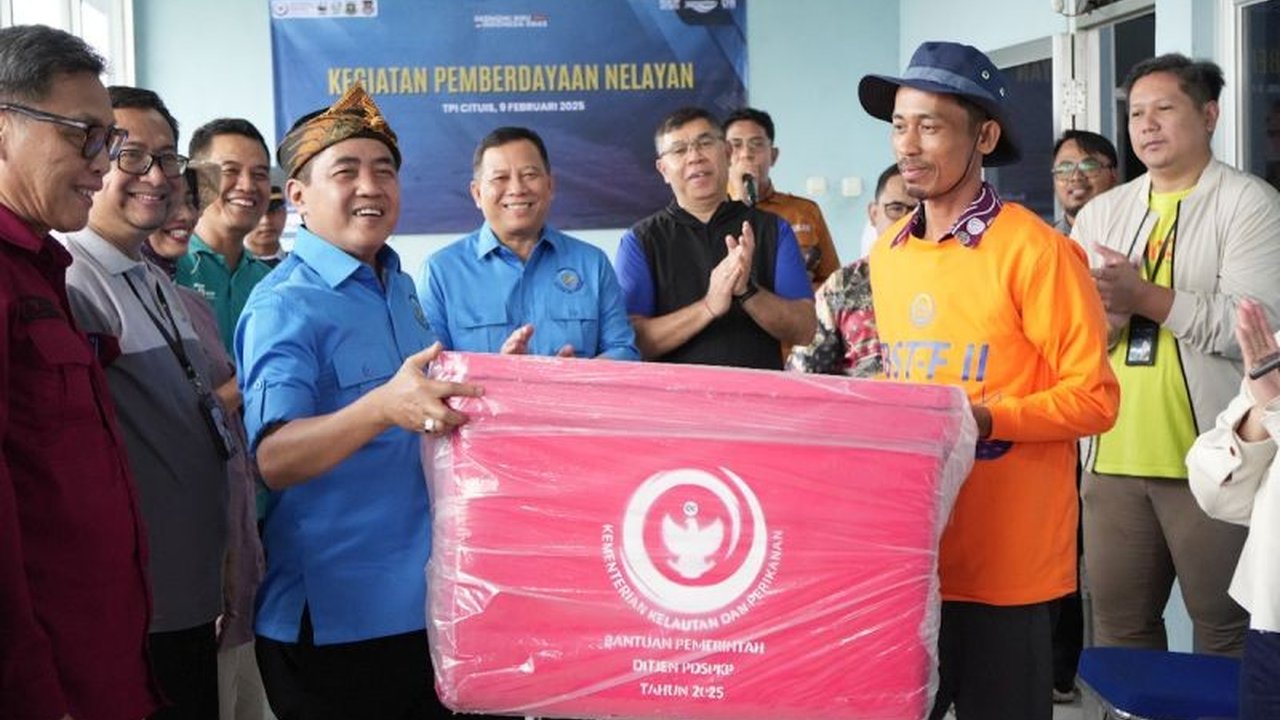 Kementerian Kelautan dan Perikanan (KKP) membantu nelayan Tangerang yang terdampak pembangunan pagar laut melalui bantuan, pelatihan, dan beasiswa, demi meningkatkan produktivitas dan kesejahteraan mereka.