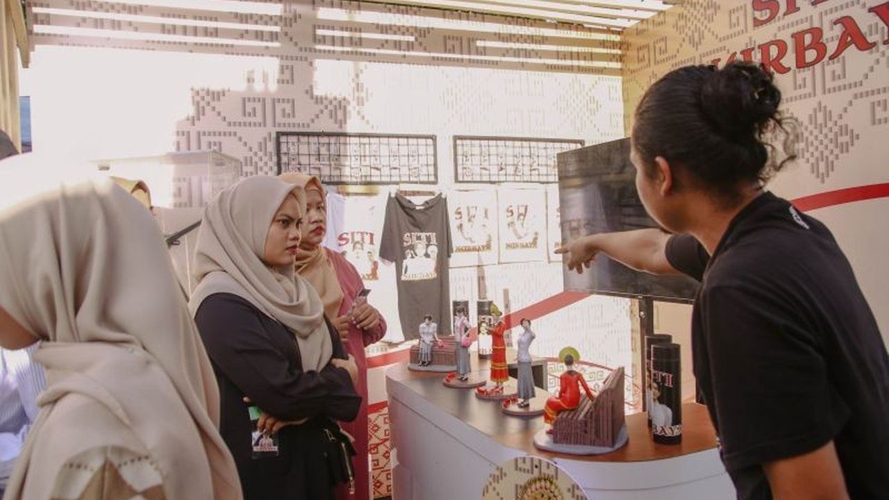 Festival Siti Nurbaya 2025 di Padang, Sumatera Barat, berhasil menarik perhatian dengan menampilkan animasi Siti Nurbaya karya Clera Studio, sekaligus mempromosikan animasi lokal dan budaya Sumatera Barat.