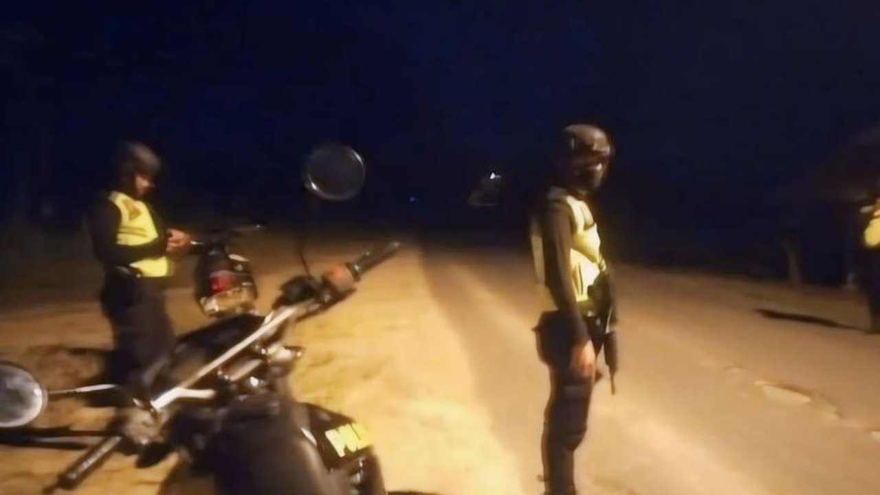 Polres OKU Timur meningkatkan patroli untuk mencegah pungli di Jalinteng Sumatera, memberikan peringatan tegas kepada oknum yang melakukan pungli, dan memastikan keamanan bagi pengendara yang melintas.