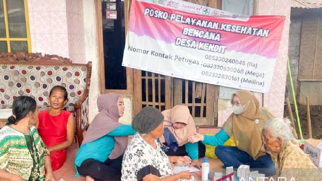 Dinas Kesehatan Situbondo mendirikan posko kesehatan gratis di enam kecamatan terdampak banjir bandang untuk menangani berbagai penyakit pasca bencana, seperti gatal-gatal, diare, dan ISPA yang dialami lebih dari 200 warga.
