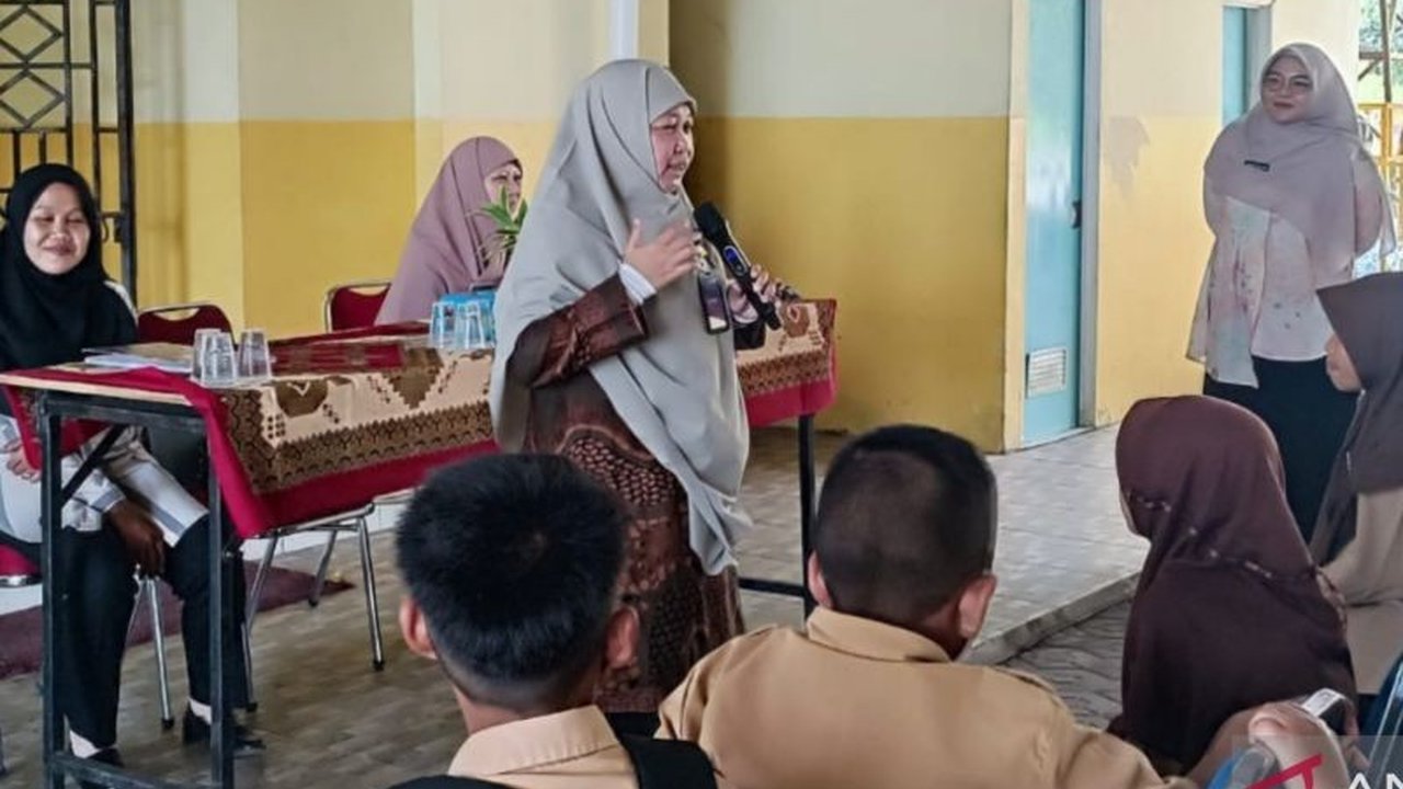 Dinas Pertanian dan Ketahanan Pangan Bangka Tengah memberikan edukasi kepada pelajar SD tentang bahaya rabies dan stunting sebagai bagian dari muatan lokal, sekaligus mendorong pola makan sehat dan pengetahuan pertanian.