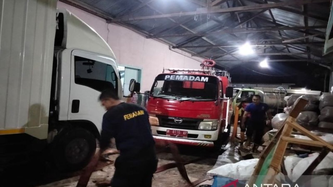 Tim gabungan berhasil memadamkan kebakaran di gudang tembakau milik Habibullah di Pamekasan setelah satu jam berjuang melawan kobaran api yang diperkirakan disebabkan oleh kertas yang terbakar.