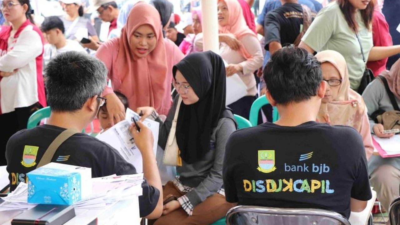 Program Botram di Kabupaten Bekasi menjadi solusi bagi warga yang kesulitan mengurus dokumen penting di hari kerja, dengan layanan yang mudah diakses dan beragam.