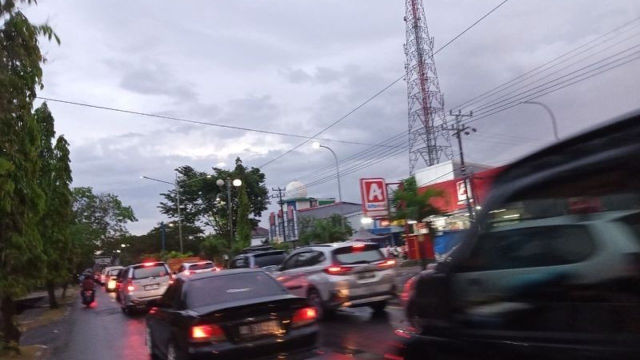 Hujan deras di Sulawesi Selatan mengakibatkan genangan air setinggi betis di jalan poros Makassar-Parepare, menyebabkan kemacetan panjang kendaraan roda dua dan empat di Bungi Lalabata, Kabupaten Barru.