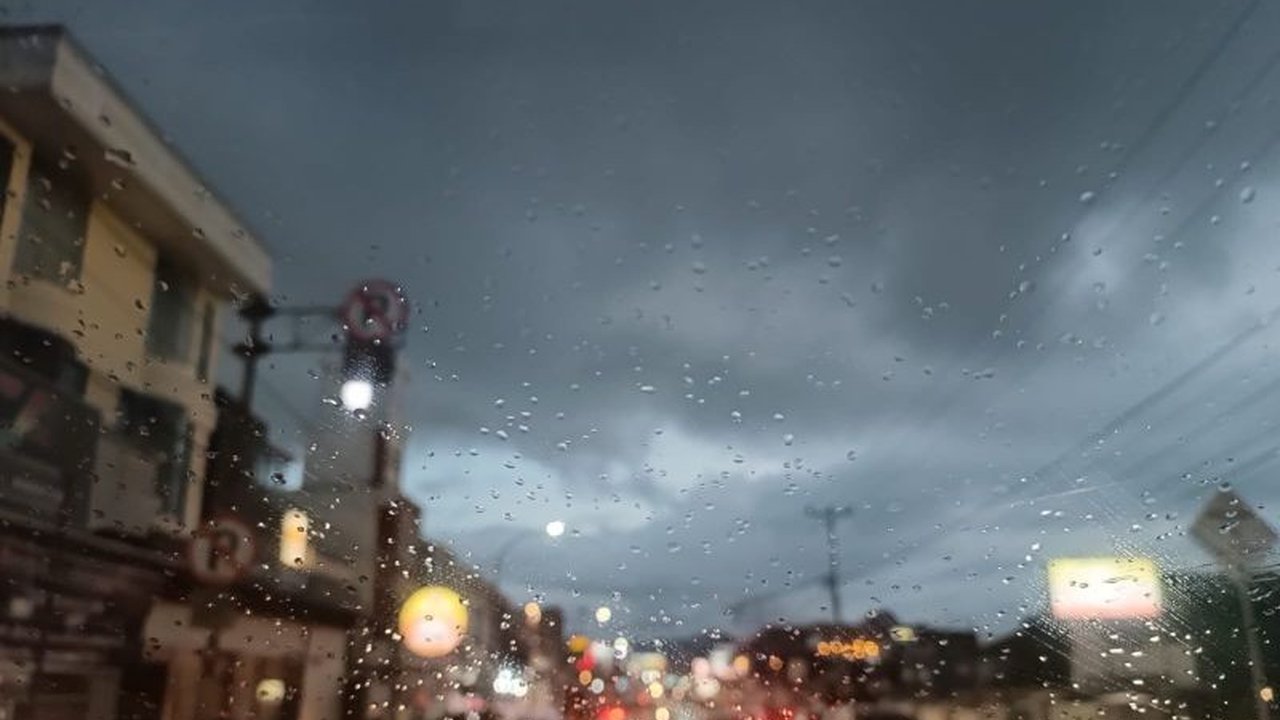 BMKG memprakirakan potensi hujan lebat disertai angin kencang akan melanda Sulawesi Utara hingga 11 Februari 2025, warga diimbau waspada potensi bencana hidrometeorologi.