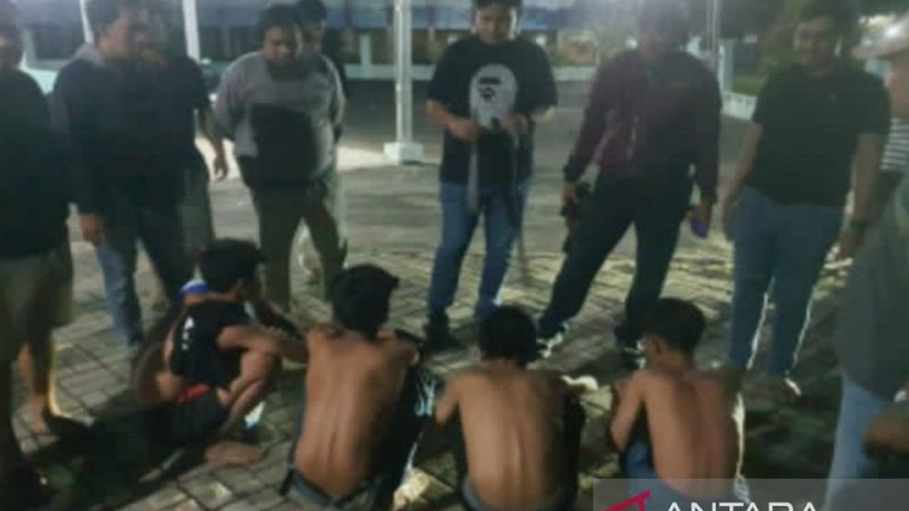 Polisi di Banjarmasin berhasil mencegah tawuran antar pelajar yang melibatkan lima anak di bawah umur dan mengamankan sejumlah senjata tajam Minggu dini hari.
