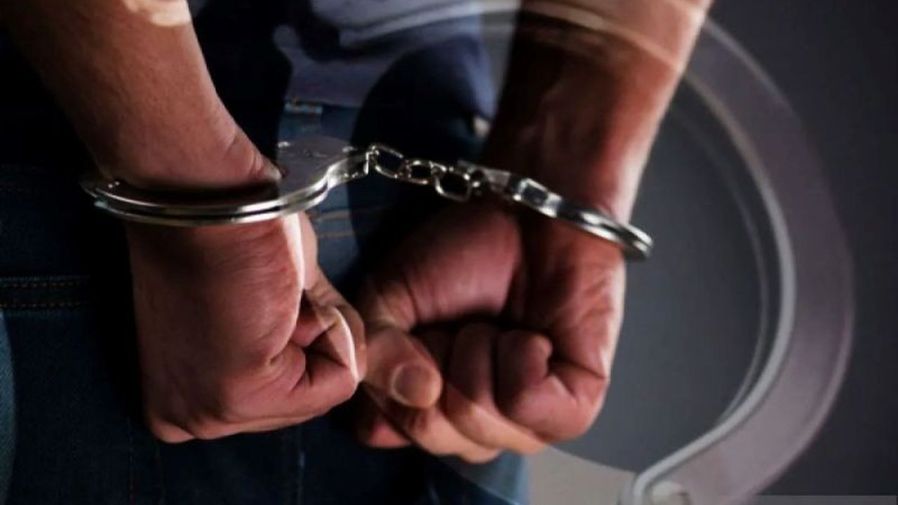 Asisten rumah tangga (ART) dan sopir di Penjaringan, Jakarta Utara, ditangkap polisi karena mencuri uang dan perhiasan majikannya senilai Rp800 juta; keduanya telah beraksi hingga 10 kali.