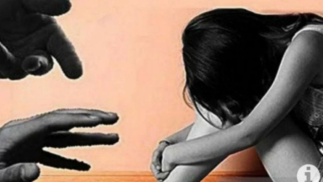 Polresta Banjarmasin menetapkan seorang oknum guru SMPN sebagai tersangka pencabulan terhadap tiga muridnya yang terjadi saat kegiatan perkemahan di sekolah pada 15 Desember 2024.