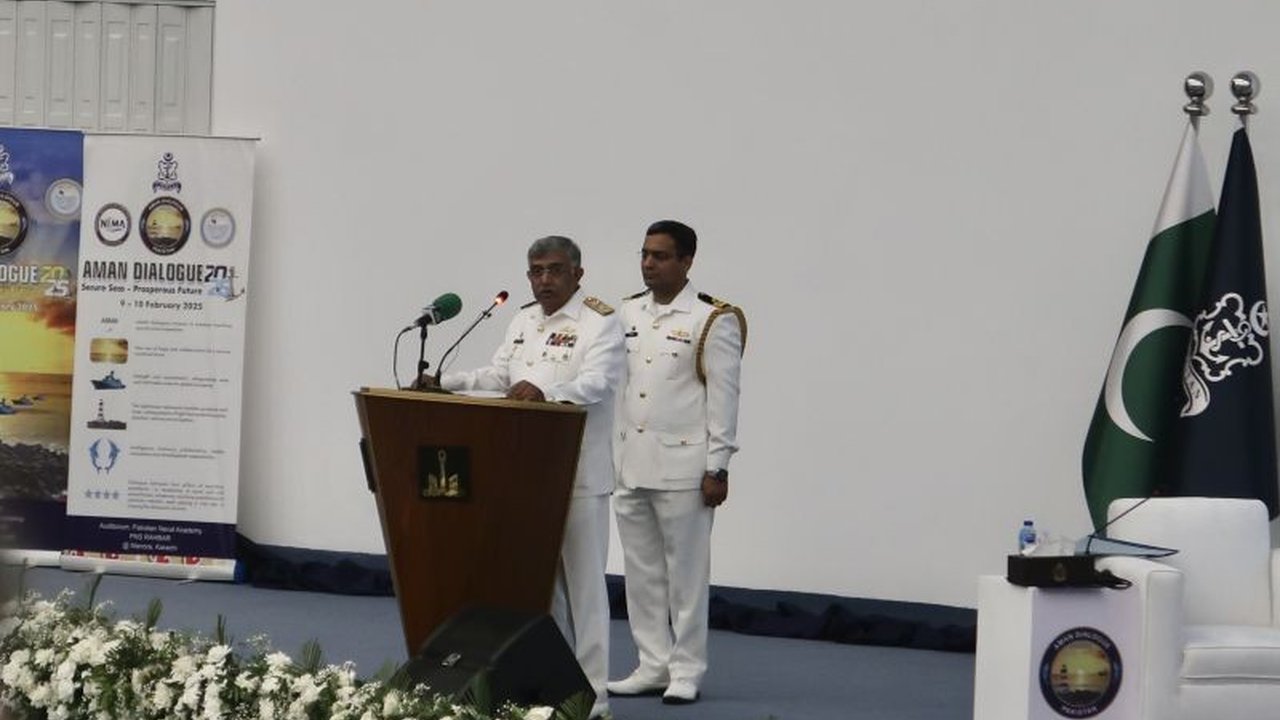 Kepala Staf Angkatan Laut Pakistan mengakui keterbatasan anggaran dan belajar dari pengalaman Indonesia dalam memodernisasi armada, menekankan pembangunan dalam negeri dan SDM terampil.
