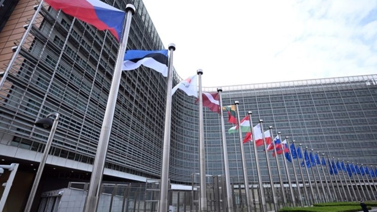 Presiden Prancis Emmanuel Macron mendesak Presiden AS Donald Trump untuk tidak mengenakan tarif tambahan pada barang-barang Uni Eropa, karena langkah tersebut dinilai merugikan ekonomi Eropa dan justru kontraproduktif bagi kepentingan Amerika Serikat send