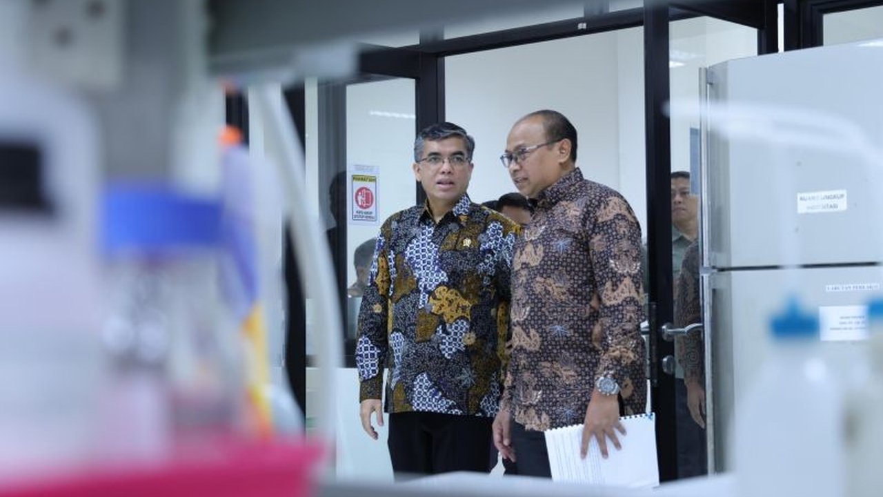 Menteri Ketenagakerjaan (Menaker) RI, Yassierli, menekankan pentingnya penerapan Keselamatan dan Kesehatan Kerja (K3) untuk meningkatkan produktivitas dan mencegah kecelakaan kerja di Indonesia, didukung regulasi dan fasilitas pengujian yang memadai.