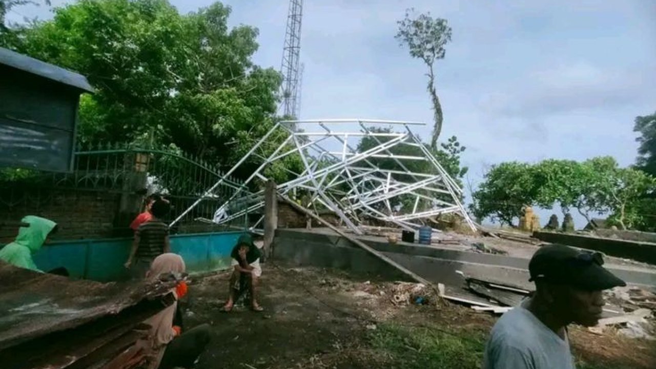 Hujan deras dan angin kencang di Lombok Tengah, NTB, mengakibatkan kerusakan pada 49 rumah dan pohon tumbang di 13 desa, menurut BPBD setempat.