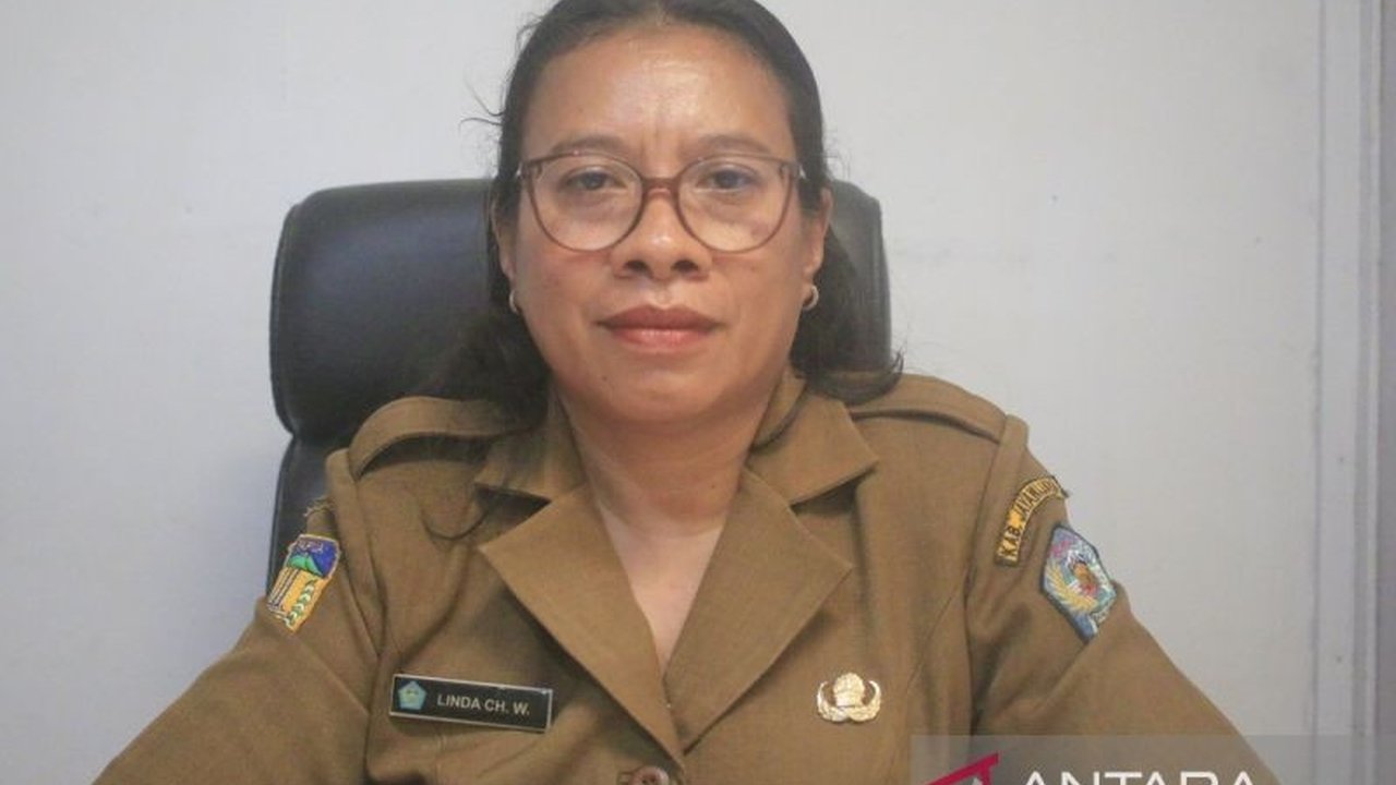 Dinas Tenaga Kerja, Perindustrian dan Perdagangan Jayawijaya, Papua Pegunungan, membagikan 230 kupon BBM subsidi jenis solar setiap hari untuk warga yang rutin membayar pajak kendaraan.