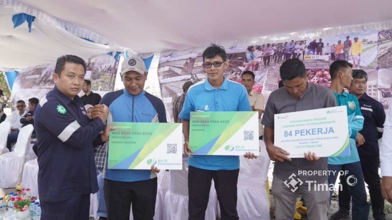 Direktur Utama PT Timah menyerahkan bantuan BPJS Ketenagakerjaan kepada 84 nelayan di Belitung Timur untuk memberikan perlindungan jaminan sosial dan ketenangan bekerja di tengah risiko tinggi pekerjaan mereka.