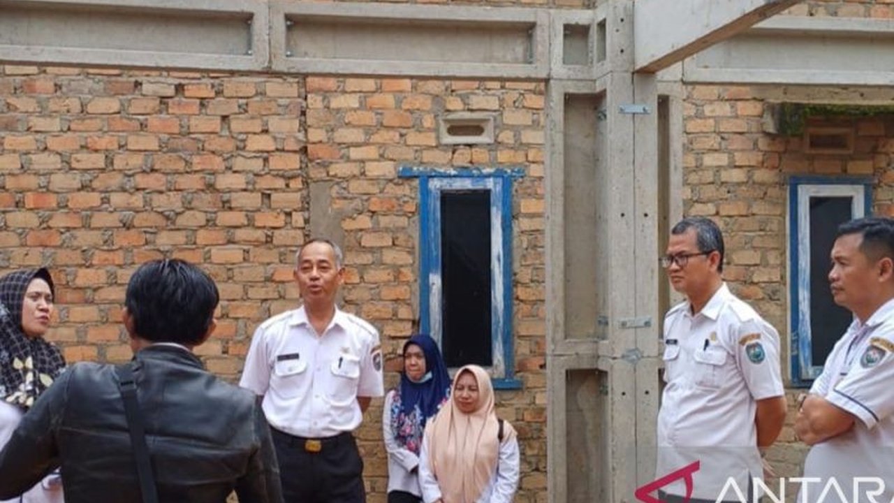 BPBD OKU mendampingi penyaluran bantuan stimulan renovasi rumah bagi 113 korban banjir dan tanah longsor di Kabupaten OKU, Sumatera Selatan, memastikan dana Rp60 juta (rusak berat), Rp30 juta (rusak sedang), dan Rp15 juta (rusak ringan) tepat sasaran dan.