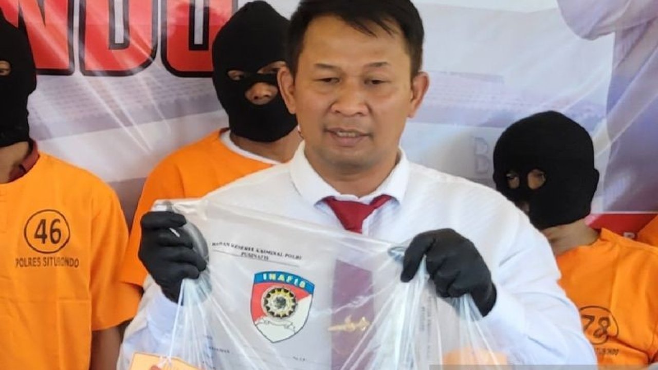 Polisi Situbondo mengungkap pabrik pupuk cair palsu dengan omzet Rp100 juta per bulan, menangkap pemilik dan karyawannya, serta menyita berbagai barang bukti.