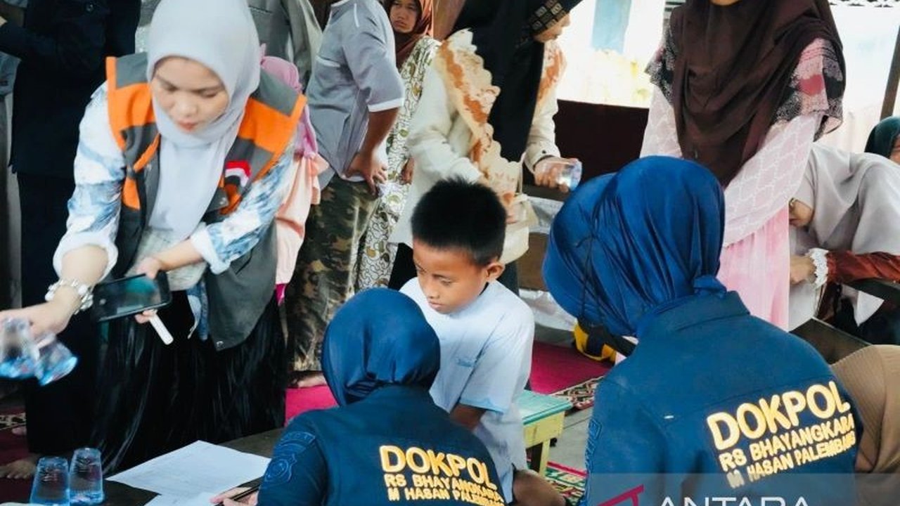Sebanyak 21 dokter spesialis THT-KL dari Perhati-KL dan RS Bhayangkara Palembang menggelar bakti sosial, memberikan pemeriksaan kesehatan gratis kepada 570 anak di Palembang, guna meningkatkan kesadaran kesehatan masyarakat.