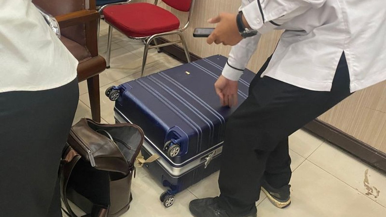 Sidang praperadilan Hasto Kristiyanto terkait kasus suap Harun Masiku memasuki babak baru dengan KPK menghadirkan bukti-bukti dalam koper biru, termasuk dokumen tertulis yang menunjukkan keterlibatan Hasto.