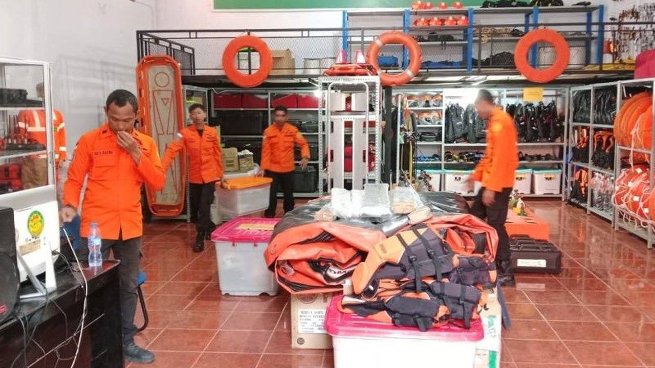 Tim SAR Basarnas Kendari melakukan pencarian terhadap Fatima, 9 tahun, yang dilaporkan tenggelam di saluran irigasi Desa Puuwonua, Konawe, Sulawesi Tenggara, setelah terpisah dari teman bermainnya.