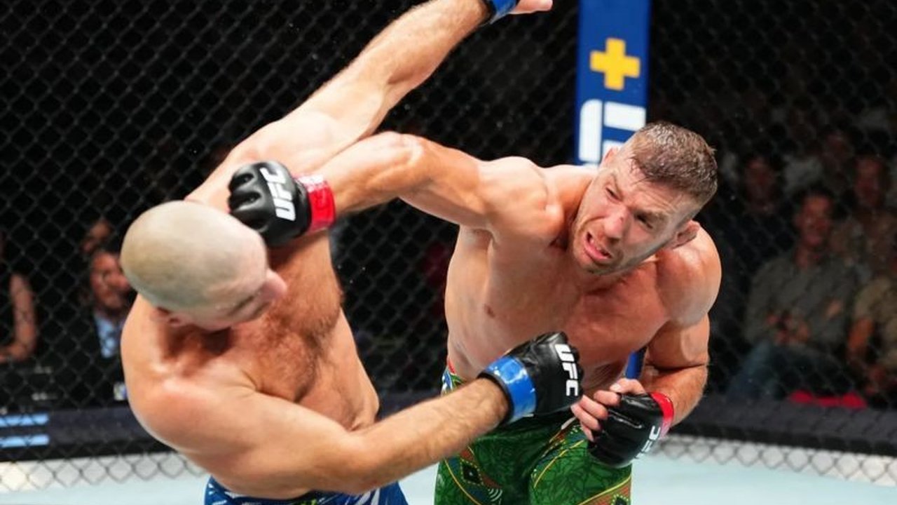 Sean Strickland mengalami patah hidung saat melawan Dricus du Plessis di UFC 312, namun ia mengakui keunggulan lawannya dan tetap menghargai dukungan para penggemar.