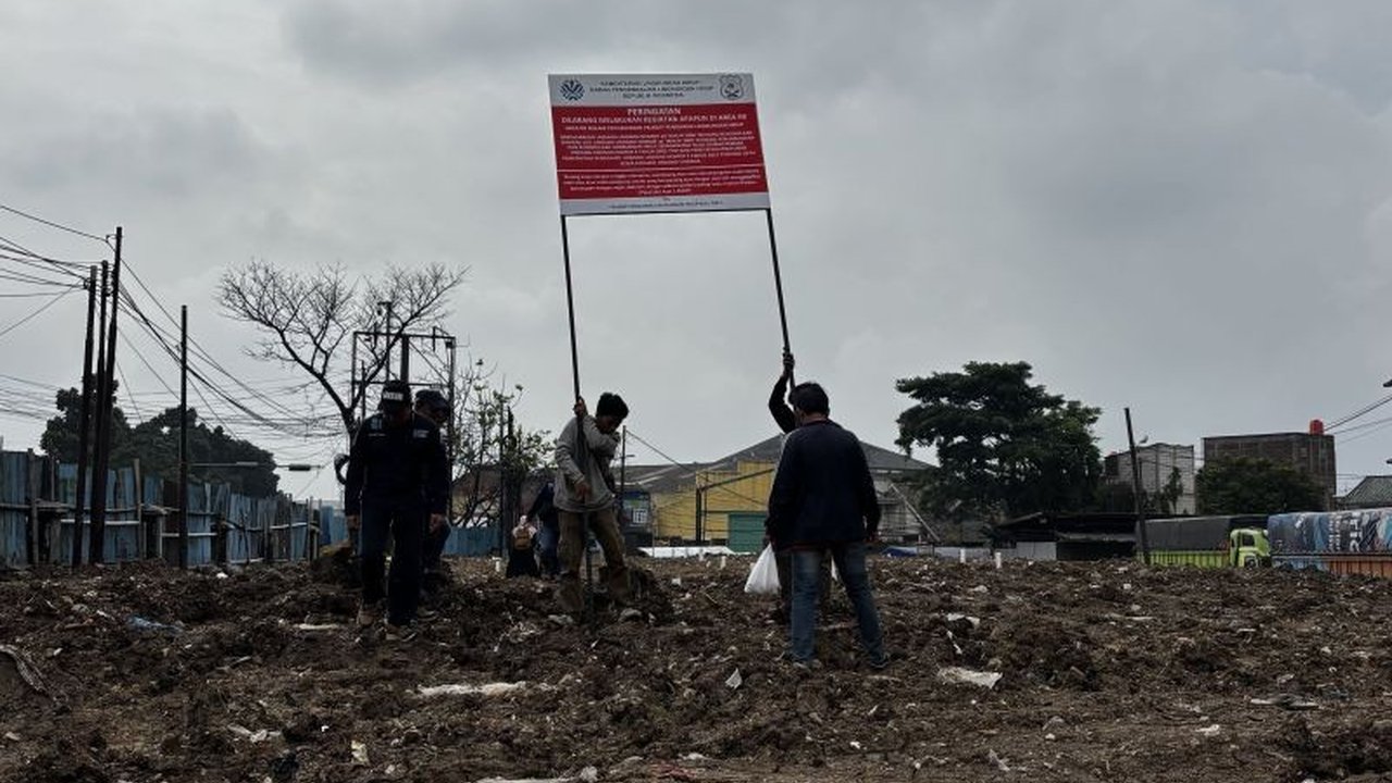 Kementerian Lingkungan Hidup (KLH) menyegel TPS Pasar Caringin, Bandung, karena pelanggaran dokumen lingkungan dan izin operasional incinerator,  menuntut pengelola untuk memperbaiki pengelolaan sampah sesuai aturan.