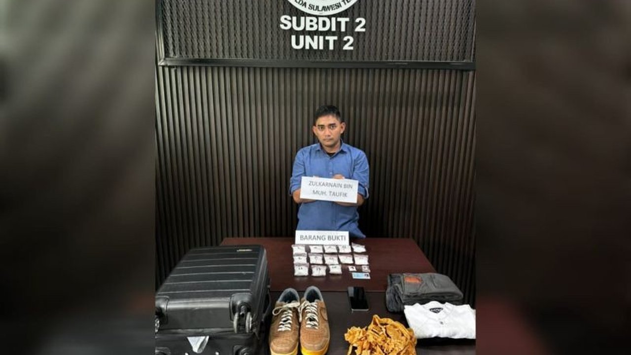 Kurir sabu berinisial Z (30) ditangkap di Bandara Haluoleo, Kendari, dengan barang bukti 645 gram sabu yang diselundupkan dari Batam, atas perintah napi di Lapas Ampana.